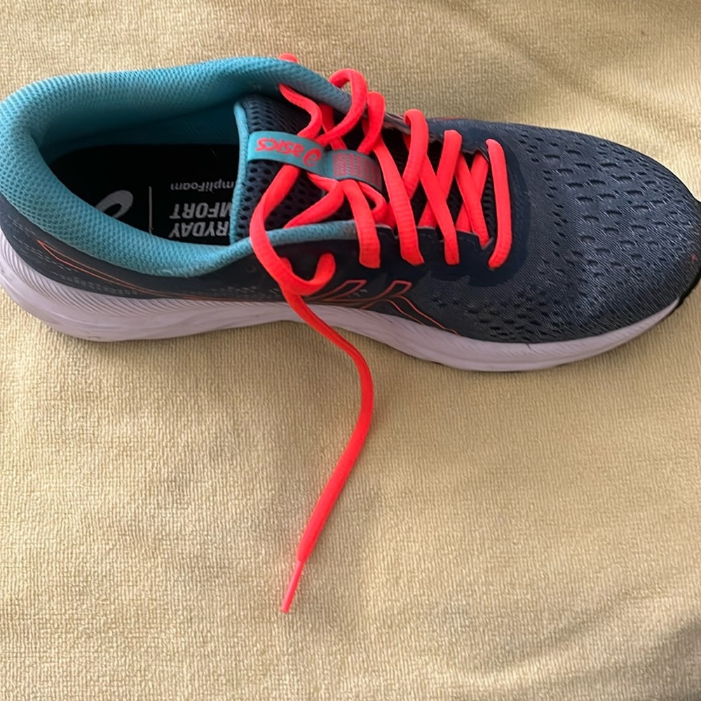 Ascis Everyday comfort tennis shoes